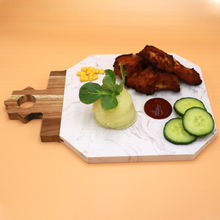 Lade das Bild in den Galerie-Viewer, Servierbrett "Penteli" aus weißem Marmor und Akazienholz 30cm | 1er Set