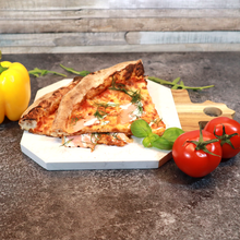 Lade das Bild in den Galerie-Viewer, Servierbrett "Penteli" aus weißem Marmor und Akazienholz 30cm | 1er Set