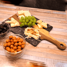 Lade das Bild in den Galerie-Viewer, Servierbrett Thasos aus schwarzem Marmor und Akazienholz 42 cm – Bild 2