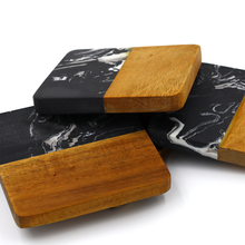 Lade das Bild in den Galerie-Viewer, Untersetzer "Thasos" aus schwarzem Marmor & Akazienholz 9 cm | 4er Set
