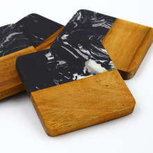 Lade das Bild in den Galerie-Viewer, Untersetzer "Thasos" aus schwarzem Marmor & Akazienholz 9 cm | 4er Set