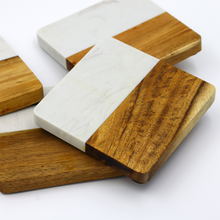 Lade das Bild in den Galerie-Viewer, Untersetzer "Penteli" aus weißem Marmor & Akazienholz 9 cm | 4er Set