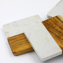 Lade das Bild in den Galerie-Viewer, Untersetzer "Penteli" aus weißem Marmor & Akazienholz 9 cm | 4er Set
