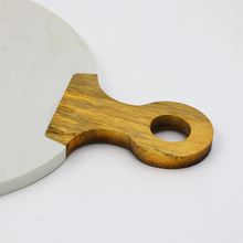Lade das Bild in den Galerie-Viewer, Servierbrett "Carrara" aus weißem Marmor und Akazienholz 37cm | 1er Set
