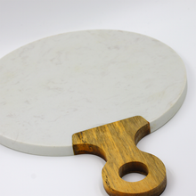Lade das Bild in den Galerie-Viewer, Servierbrett "Carrara" aus weißem Marmor und Akazienholz 37cm | 1er Set