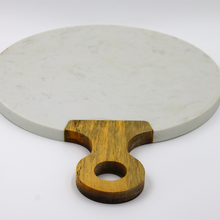 Lade das Bild in den Galerie-Viewer, Servierbrett "Carrara" aus weißem Marmor und Akazienholz 37cm | 1er Set