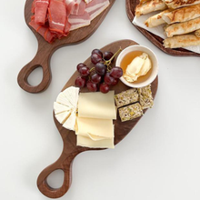 Lade das Bild in den Galerie-Viewer, Servierbrett "Yanbian" aus Wallnussholz 35 cm | 1er Set