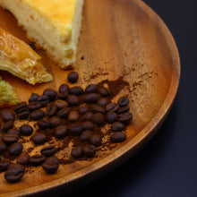 Lade das Bild in den Galerie-Viewer, Servierteller "Emerald" aus Akazienholz Ø 30 cm | 1er Set