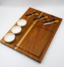 Lade das Bild in den Galerie-Viewer, Käseplatte "Dubbo" mit Besteck und Schalen aus Akazienholz 40 cm | 1er Set