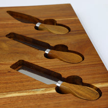 Lade das Bild in den Galerie-Viewer, Käseplatte "Dubbo" mit Besteck und Schalen aus Akazienholz 40 cm | 1er Set