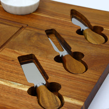 Lade das Bild in den Galerie-Viewer, Käseplatte "Dubbo" mit Besteck und Schalen aus Akazienholz 40 cm | 1er Set