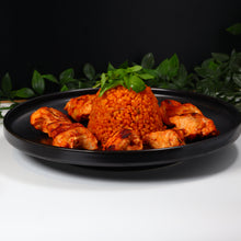 Lade das Bild in den Galerie-Viewer, Schwarze Keramik-Teller Goma Ø 25 cm im modernen gedeckten Essen