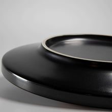 Lade das Bild in den Galerie-Viewer, Frühstücksteller Keramik 22 cm – Schwarze Essteller Goma, Spülmaschinenfest – Bild 9