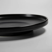 Lade das Bild in den Galerie-Viewer, Frühstücksteller Keramik 22 cm – Schwarze Essteller Goma, Spülmaschinenfest – Bild 5