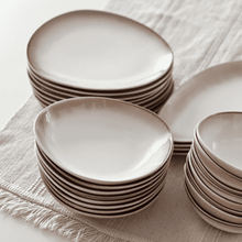 Lade das Bild in den Galerie-Viewer, Keramik Tellerset Charlotte“ – Speiseteller, Pastaschüsseln, Servierteller & Schalen - 14-teiliges Set – Handbemalt – Bild 6