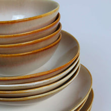 Lade das Bild in den Galerie-Viewer, Keramik Tellerset Charlotte“ – Speiseteller, Pastaschüsseln, Servierteller & Schalen - 14-teiliges Set – Handbemalt – Bild 5