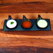 Lade das Bild in den Galerie-Viewer, Handbemalte Keramik-Dipschale Ø 30 cm im Blau-Grün-Gold-Design „Gothenburg“ – mit Dips serviert