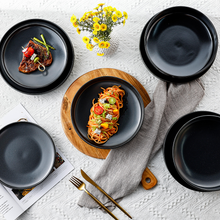 Lade das Bild in den Galerie-Viewer, Schwarzes Keramik Tellerset „Goma“ 12-teilig, gefüllt mit Pasta, Salat und Gemüse