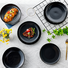 Lade das Bild in den Galerie-Viewer, Keramik Tellerset „Goma“ 12-teilig, schwarze Teller dekoriert mit Blumen und Servietten