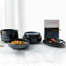 Lade das Bild in den Galerie-Viewer, Schwarzer Keramik Pastateller aus Tellerset „Goma“, serviert mit Nudeln und Gemüse