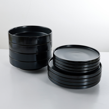 Lade das Bild in den Galerie-Viewer, Schwarzes Keramik Tellerset „Goma“ 12-teilig, serviert mit Sushi und goldfarbenem Besteck