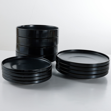 Lade das Bild in den Galerie-Viewer, Keramik Tellerset „Goma“ 12-teilig, schwarze Teller auf weißem Hintergrund