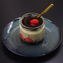 Lade das Bild in den Galerie-Viewer, Keramik Teller „Gothenburg“ in Grün-Blau, serviert mit Dessert im Glas und Erdbeere