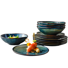 Lade das Bild in den Galerie-Viewer, Keramik Tellerset „Gothenburg“ in Grün-Blau, serviert mit Gemüse und Garnelen
