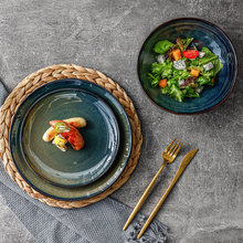 Lade das Bild in den Galerie-Viewer, Keramik Teller „Gothenburg“ in Grün-Blau, serviert mit frischem Salat und Essstäbchen