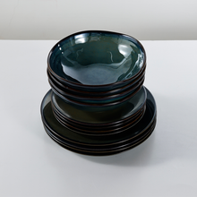 Lade das Bild in den Galerie-Viewer, Gestapelte Schalen aus dem Keramik Tellerset „Gothenburg“ in Grün-Blau, glänzende Glasur