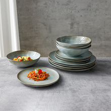 Lade das Bild in den Galerie-Viewer, Keramik Tellerset „Salisbury“ in Grau, gestapelte Teller und Schalen, serviert mit Pasta und Salat