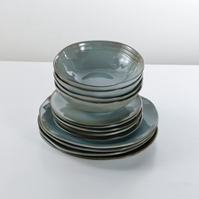Lade das Bild in den Galerie-Viewer, Keramik Tellerset „Salisbury“ in Grau, gestapelte Schalen auf Tellern