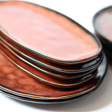 Lade das Bild in den Galerie-Viewer, Detailansicht Keramik Tellerset „Taftan“ – elegante Glasur in Rot-Braun
