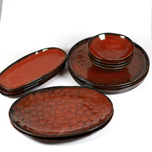 Lade das Bild in den Galerie-Viewer, 16-teiliges Tellerset „Taftan“ aus Keramik, gestapelt – Rot-Braun Design