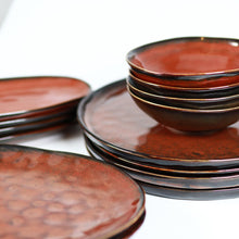 Lade das Bild in den Galerie-Viewer, Keramik Tellerset „Taftan“ 16-teilig – Schrägansicht mit Tellern und Servierschalen