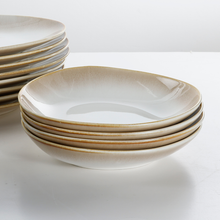 Lade das Bild in den Galerie-Viewer, Gestapelte Pastaschüsseln „Charlotte“ Ø 22 cm – Beige-Gold