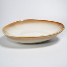 Lade das Bild in den Galerie-Viewer, Pastaschüssel Keramik „Charlotte“ Ø 22 cm – Beige-Gold, Hauptansicht