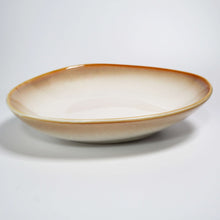 Lade das Bild in den Galerie-Viewer, Pastaschüssel Keramik 22 cm – Charlotte, Beige-Gold, Spülmaschinenfest – Bild 2