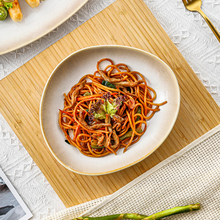 Lade das Bild in den Galerie-Viewer, Handbemalte Pastaschüssel „Charlotte“ Ø 22 cm – Beige-Gold, gefüllt mit Gericht