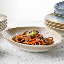 Lade das Bild in den Galerie-Viewer, Pastaschüssel „Charlotte“ Ø 22 cm – Beige-Gold, serviert mit Pasta