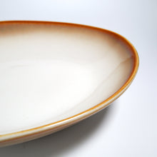 Lade das Bild in den Galerie-Viewer, Schrägansicht der Pastaschüssel „Charlotte“ Ø 22 cm – Beige-Gold