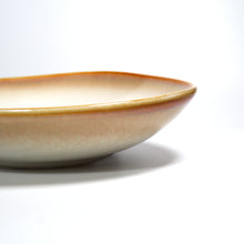 Lade das Bild in den Galerie-Viewer, Handbemalte Pastaschüssel „Charlotte“ Ø 22 cm – Beige-Gold, Seitenansicht