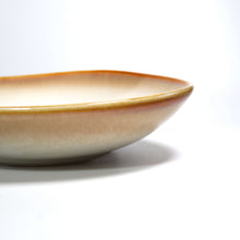 Lade das Bild in den Galerie-Viewer, Pastaschüssel Keramik 22 cm – Charlotte, Beige-Gold, Spülmaschinenfest – Bild 3