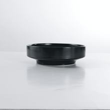 Lade das Bild in den Galerie-Viewer, Pastateller Keramik 23 cm – Schwarzer Teller Goma mit Fuß, Spülmaschinenfest – Bild 9