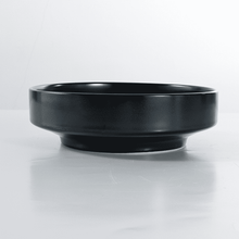 Lade das Bild in den Galerie-Viewer, Pastateller Keramik 23 cm – Schwarzer Teller Goma mit Fuß, Spülmaschinenfest – Bild 2