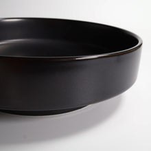 Lade das Bild in den Galerie-Viewer, Pastateller Keramik 23 cm – Schwarzer Teller Goma mit Fuß, Spülmaschinenfest – Bild 3