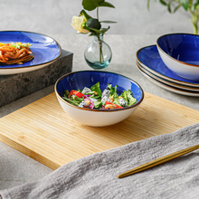 Lade das Bild in den Galerie-Viewer, Detailaufnahme einer handbemalten Salatschüssel Ø 15 cm – Blau-Gold