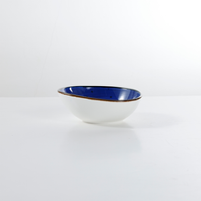 Lade das Bild in den Galerie-Viewer, Salatschüssel aus Keramik Ø 15 cm – seitliche Ansicht im Blau-Gold-Design