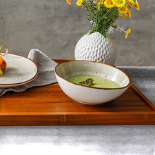 Lade das Bild in den Galerie-Viewer, Salatschüssel „Charlotte“ Ø 15 cm – beige-gold, auf gedecktem Tisch mit Tellern