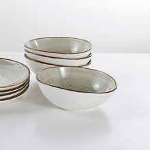 Lade das Bild in den Galerie-Viewer, Handbemalte Salatschüssel „Charlotte“ Ø 15 cm aus Keramik – beige-gold, Hauptansicht im Stapel